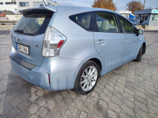 Toyota Prius v foto 3