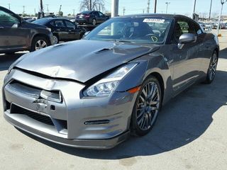 Nissan GT-R foto 2