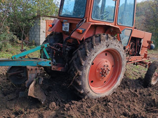 Se vinde tractor cu tot cu plug.