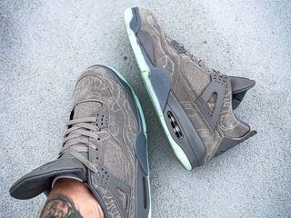 Nike Air Jordan 4 Retro Kaws Grey foto 6