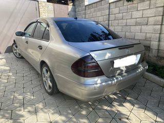 Mercedes E-Class foto 2