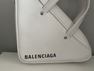 Культовая сумка Balenciaga triangle. Очень удобная в носке . Вмещает телефон и кошелек