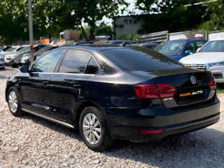 Volkswagen Jetta foto 4