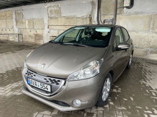 Peugeot 208 foto 1