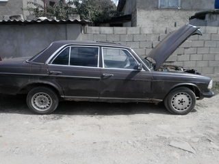 Mercedes Series (W123) foto 1