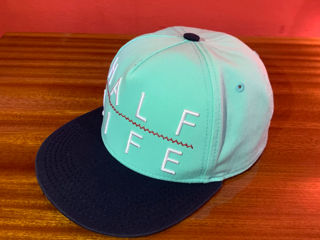 Бейсболка SnapBack Cropp новая Half life foto 1