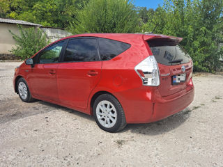 Toyota Prius v foto 4