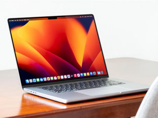 MacBook Pro 16",  M2, 16 ГБ RAM и 512 ГБ SSD.