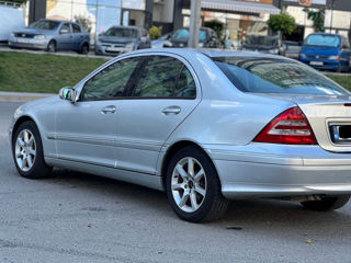 Mercedes C-Class foto 2