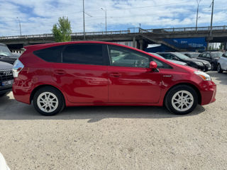 Toyota Prius v foto 1