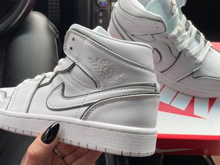 mid iridescent reflective white