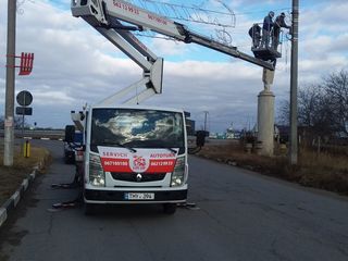 Arendă autoturn pentru instalarea decorațiunilor pe fatade, cladiri, impodobirea brazilor!