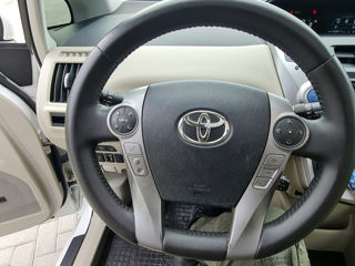 Toyota Prius v foto 6