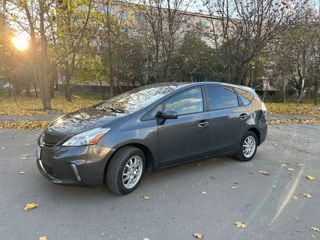 Toyota Prius v foto 2