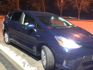 Toyota Prius v foto 2