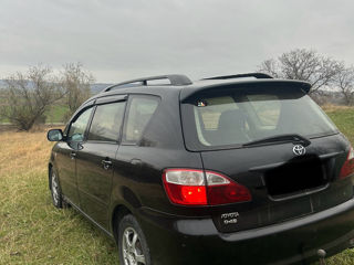 Toyota Avensis Verso foto 4