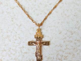 Красивая золотая цепочка с крестиком. Frumos lanț de aur cu o cruce.
