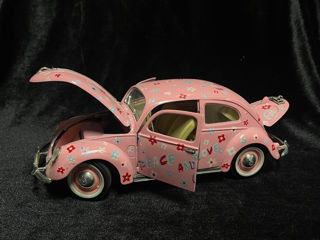 Model Volkswagen Beetle Peace and Love 1:18 foto 3