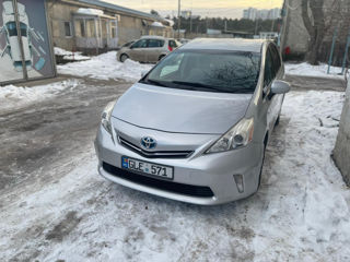 Toyota Prius v foto 3