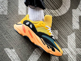 Adidas Yeezy Boost 700 Sun foto 1