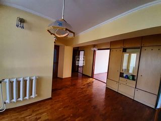 Apartament cu 3 camere, încălzire autonomă în sectorul Centru. foto 4