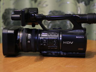 Se vinde videocamera  profesionala sony-z5(hdv) foto 1