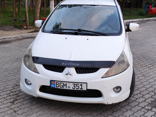 Mitsubishi Grandis foto 2