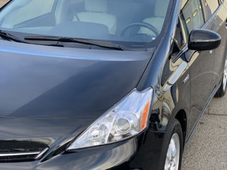 Toyota Prius v foto 2