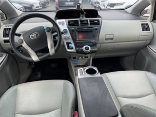 Toyota Prius v foto 8