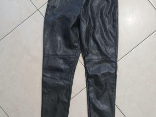 Pantaloni de piele si leggings.