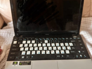Asus laptop na detali foto 2