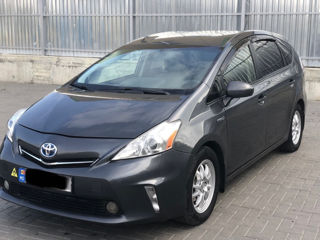 Toyota Prius v foto 2