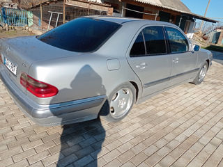 Mercedes E-Class foto 2