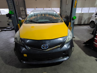 Toyota Prius v foto 8