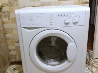 Indesit - узкая, 5кг., в отличном состоянии-1200лей.