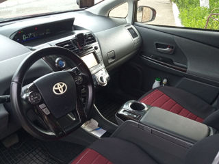 Toyota Prius v foto 8