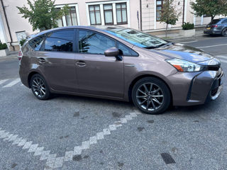 Toyota Prius v foto 2