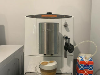 Aparat de cafea Miele cu cappuccino automat alb! foto 3