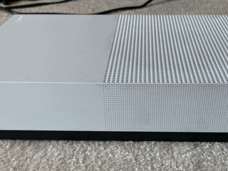 Xbox One S 1TB digital edition в отличном состоянии, обслуживался