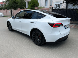 Tesla Model Y foto 2