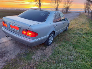 Mercedes E-Class foto 2