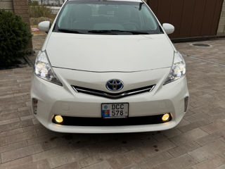 Toyota Prius v foto 2