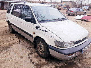 Mitsubishi Space Wagon foto 2