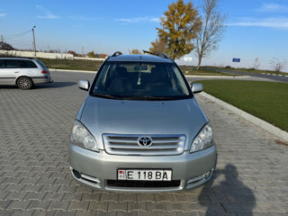 Toyota Avensis Verso foto 2