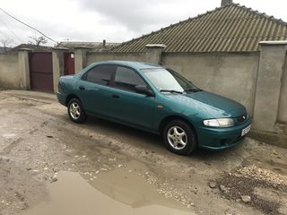 Mazda 323 foto 1