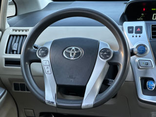 Toyota Prius v foto 11