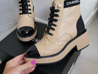 Продаю супер стильные ботинки в стиле Chanel. Натуральная кожа. Новые.