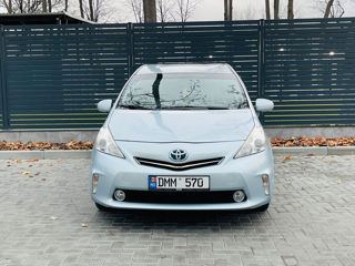 Toyota Prius v foto 2