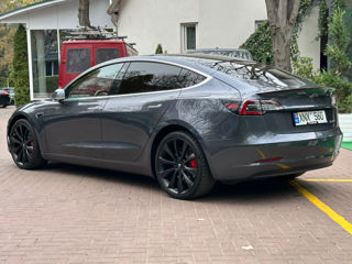 Tesla Model 3 foto 2