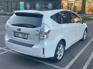 Toyota Prius v foto 5